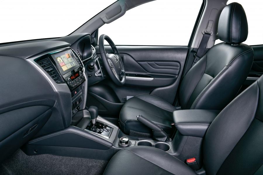 Интерьер Mitsubishi Triton Double Cab 2019 года  (ZA) (фото 12 из 40)